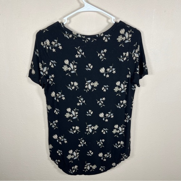 XS OLD NAVY BLACK BEIGE FLORAL PRINT TEE SHORT SLEEVE STRETCH VNECK TSHIRT - Picture 5 of 6